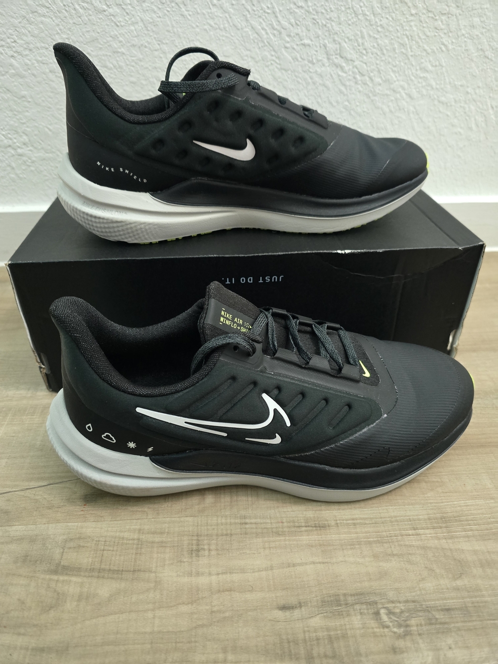 Nike Air Winflo 9 Men’s Black Athletic Running Shoes with White Swoosh 8M/9.5W